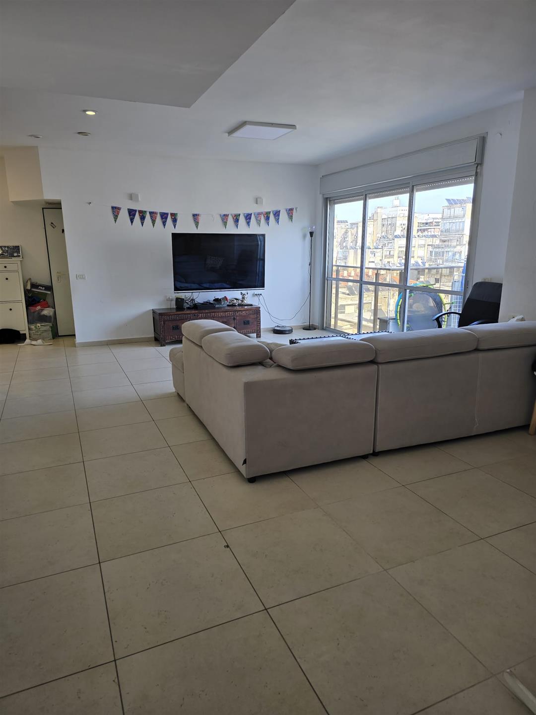 Big 4-Room Apartment with Balcony In The Center !