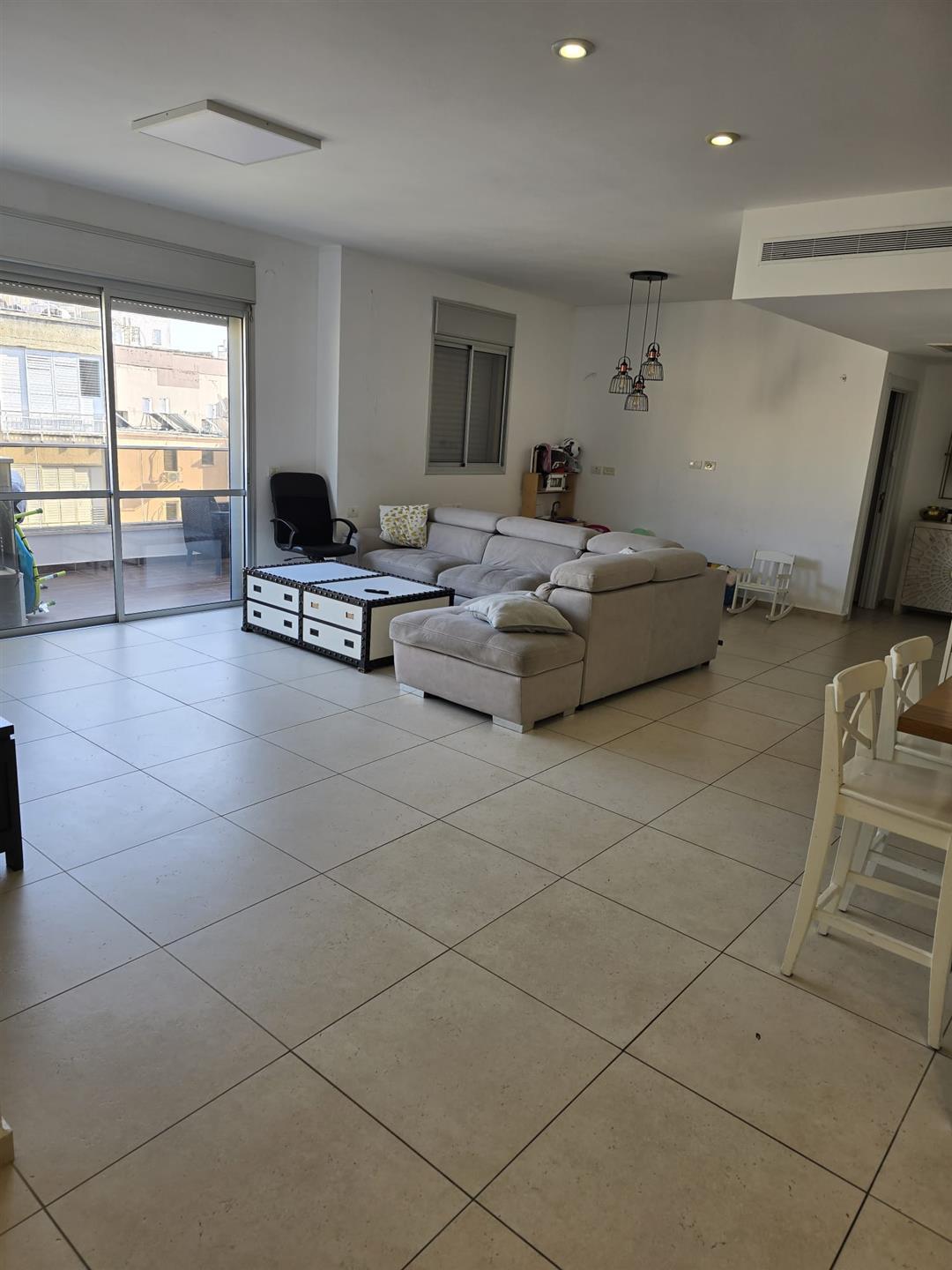 Big 4-Room Apartment with Balcony In The Center !