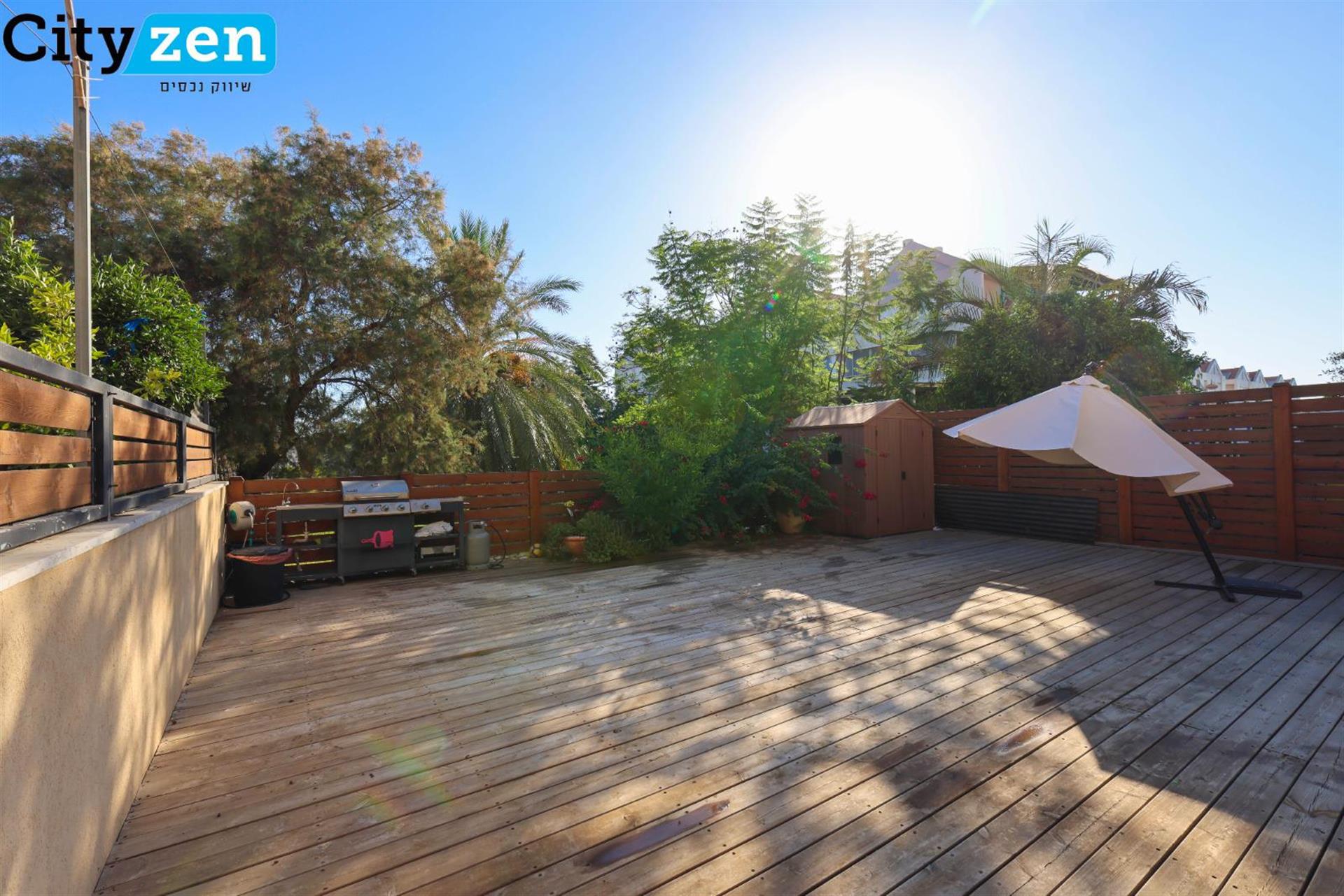 Luxurious 4-Room Apartment with a Huge Private Garden