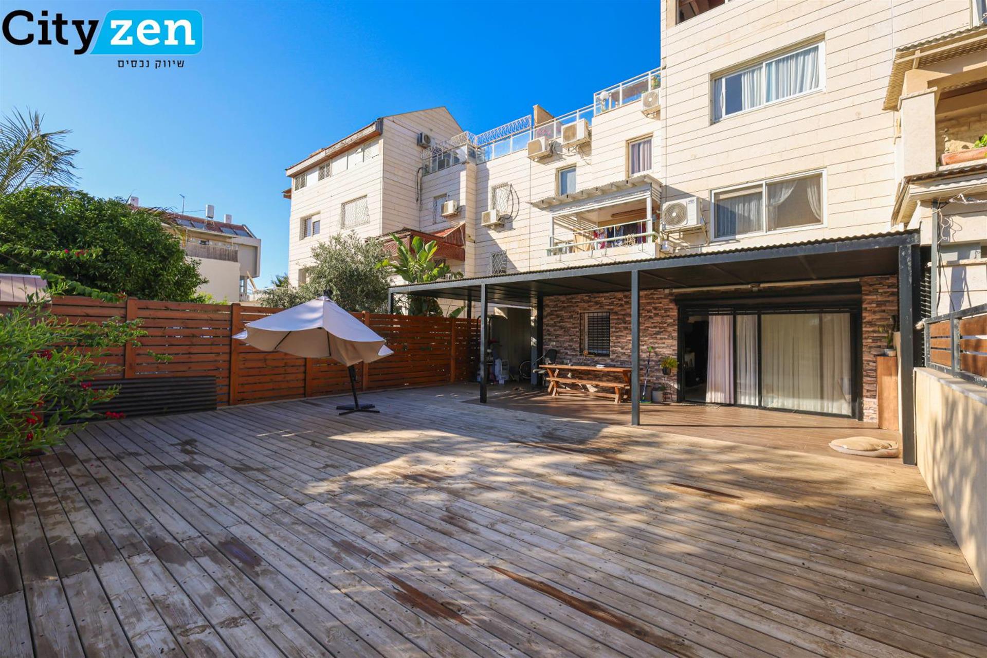 Luxurious 4-Room Apartment with a Huge Private Garden