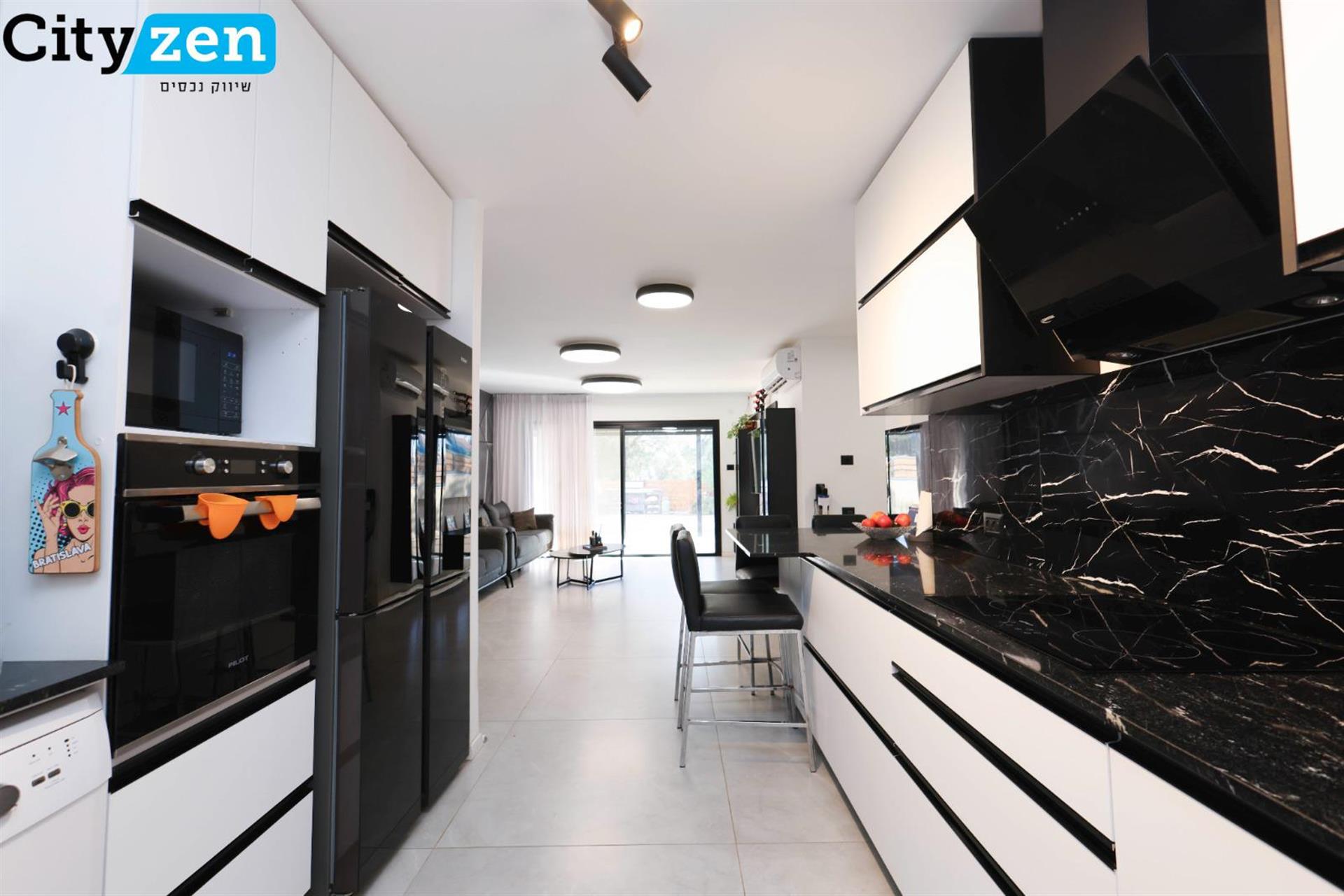 Luxurious 4-Room Apartment with a Huge Private Garden