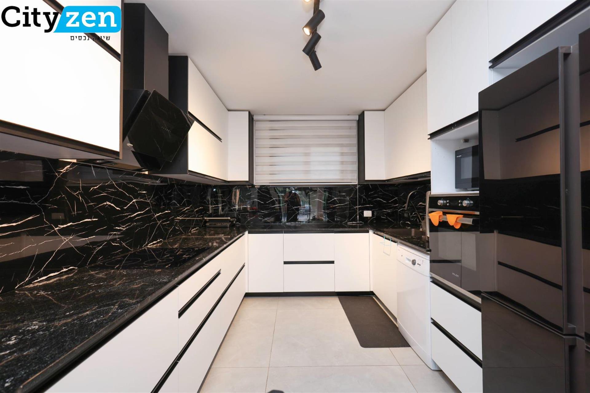 Luxurious 4-Room Apartment with a Huge Private Garden