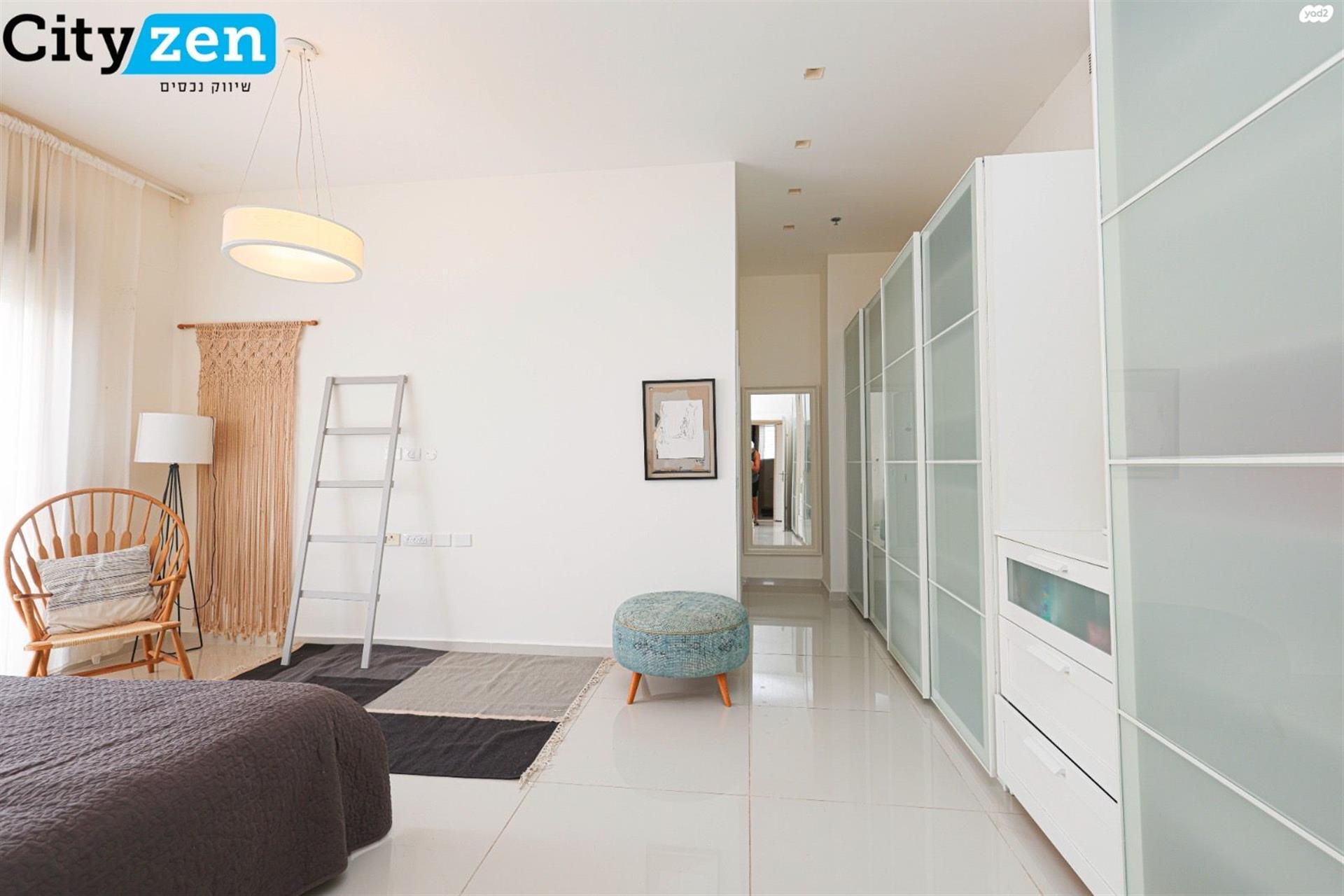 5-Room Mini Penthouse in Ir Yamim