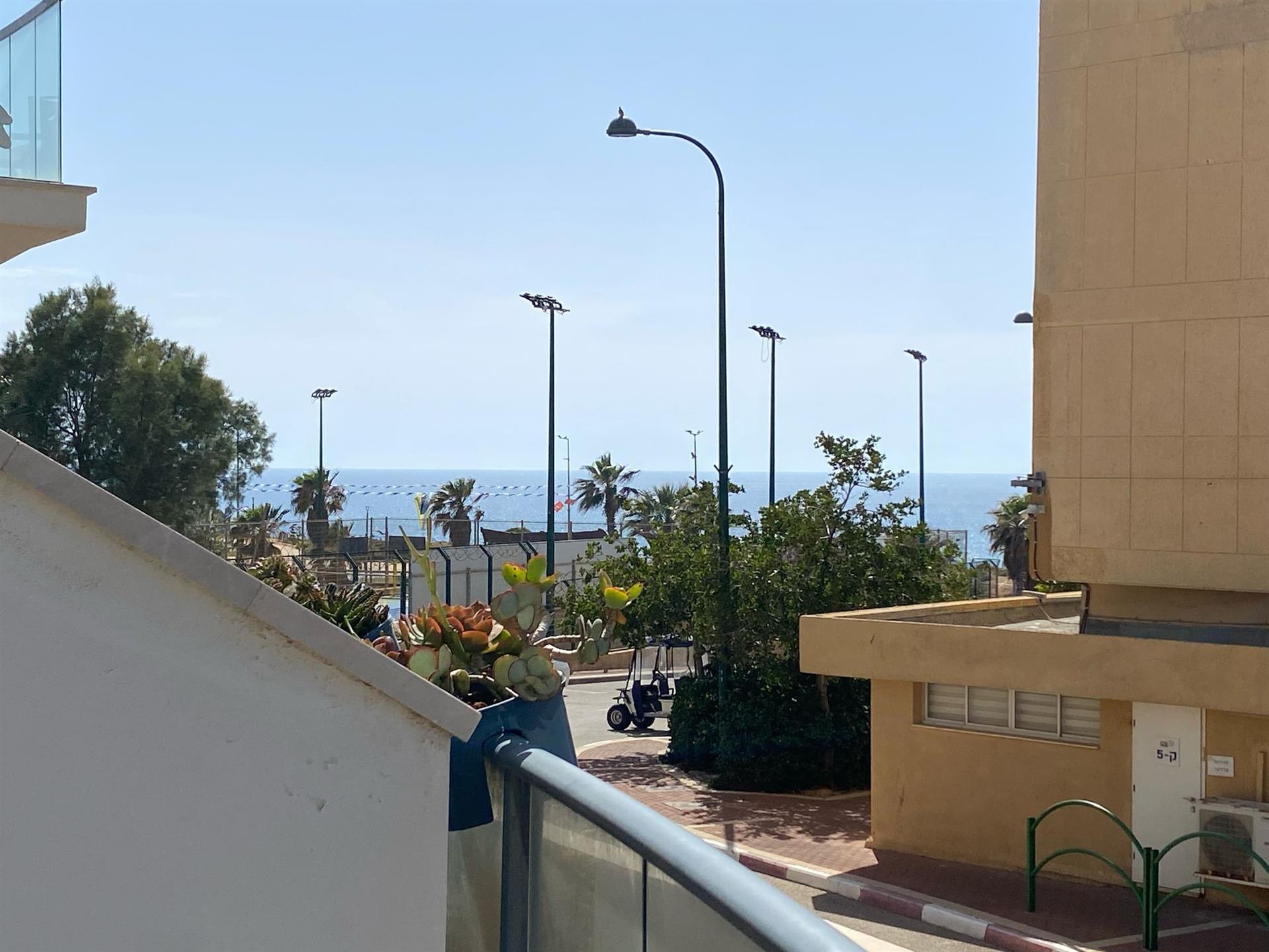 New 5-Room Apartment Near The Sea