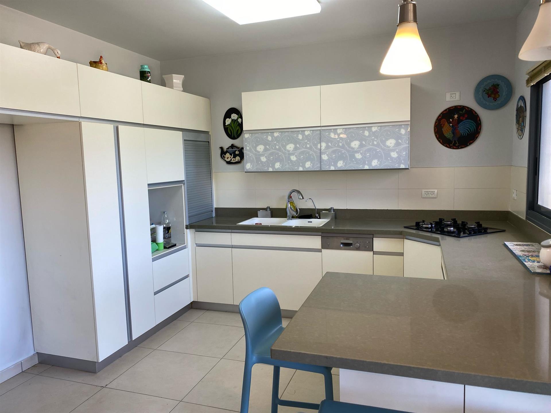 New 5-Room Apartment Near The Sea
