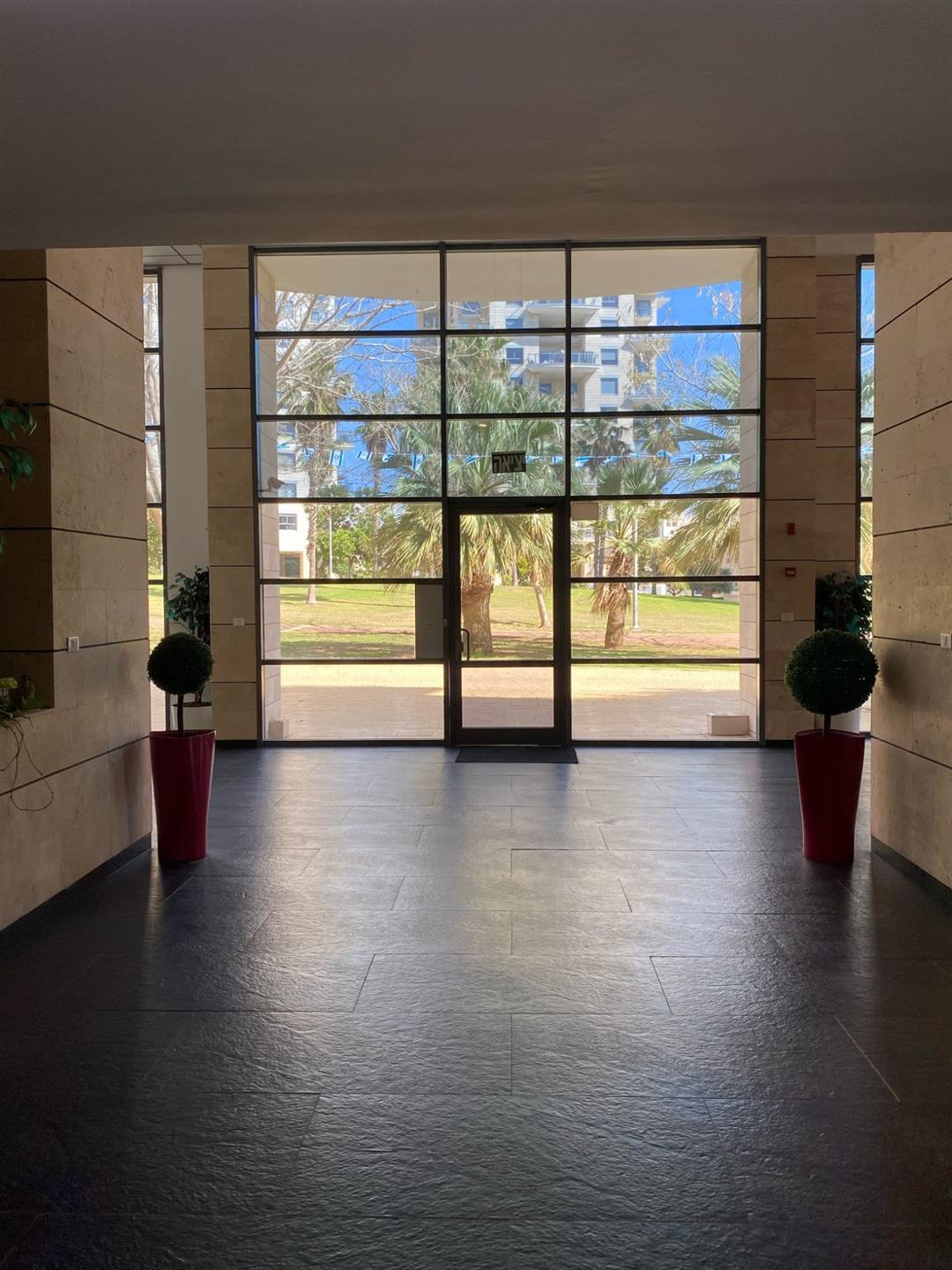 New 5-Room Apartment Near The Sea