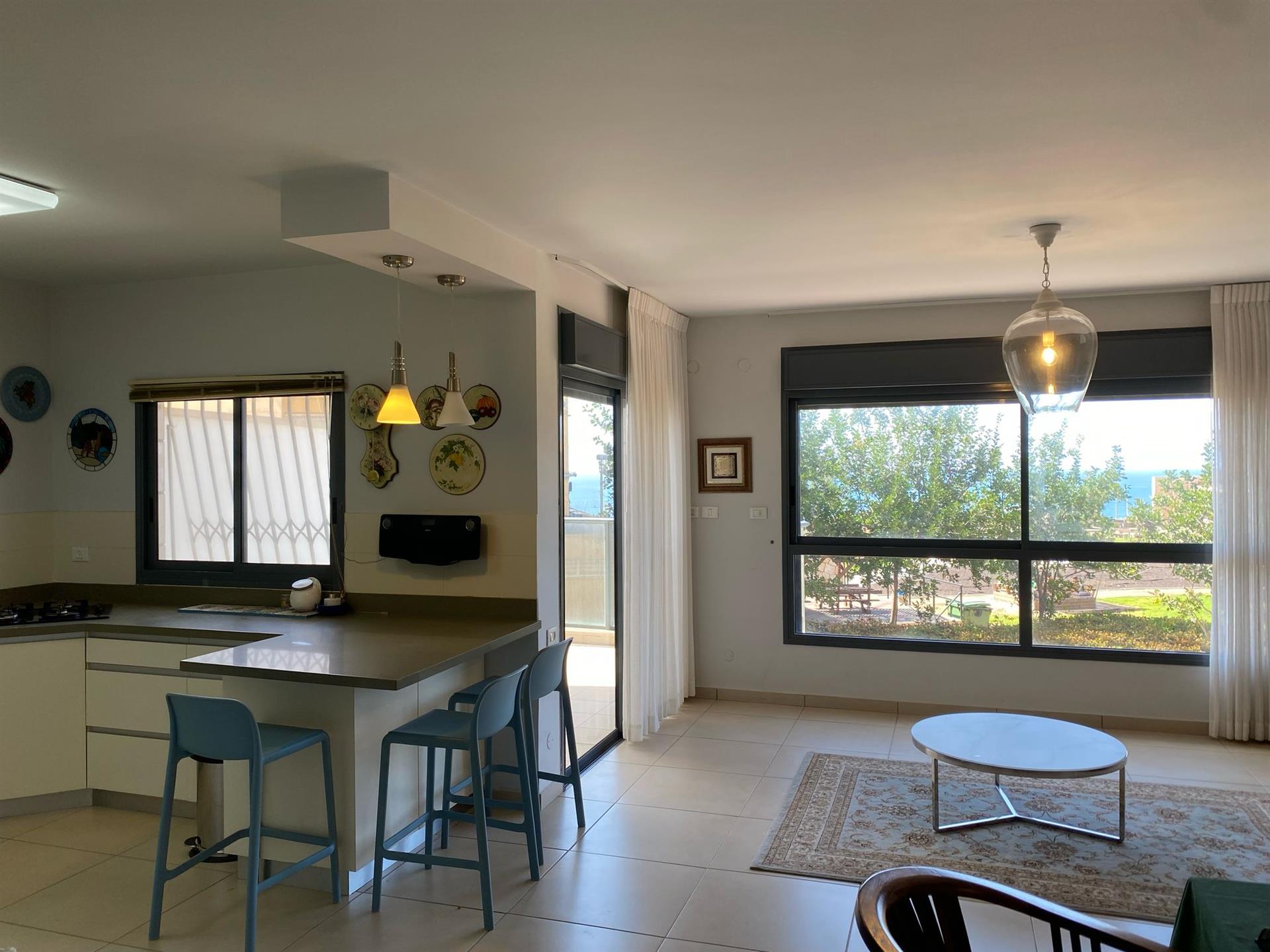 New 5-Room Apartment Near The Sea