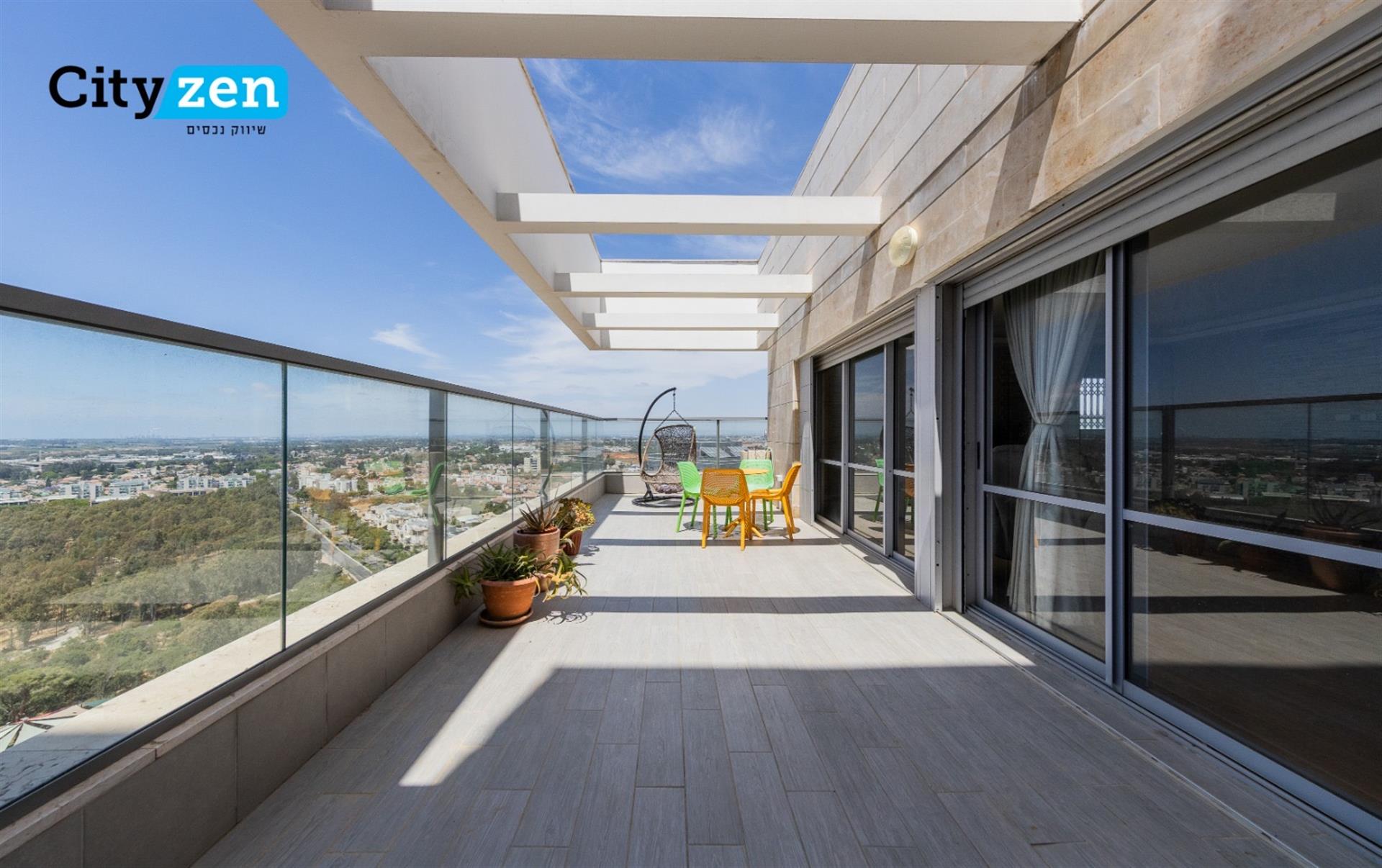 Top 5 rooms Penthouse With Open Green View