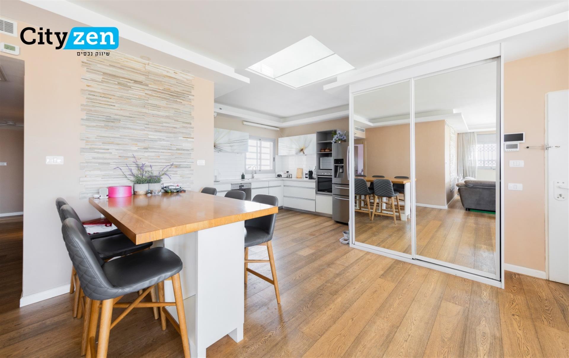 Top 5 rooms Penthouse With Open Green View