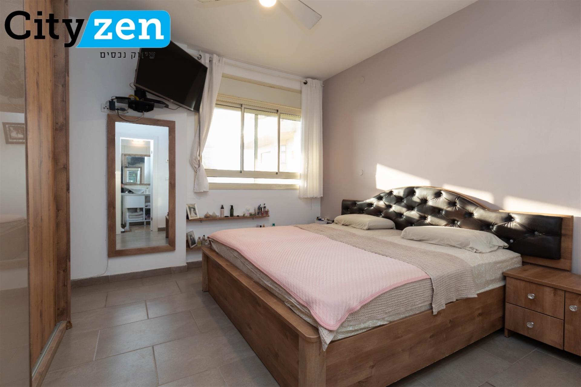 Spacious 5-Room Apartment with Open Sea View & Private Storage 