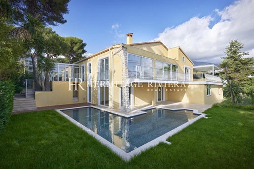 Beautifully appointed villa offering views of the sea and Ital..