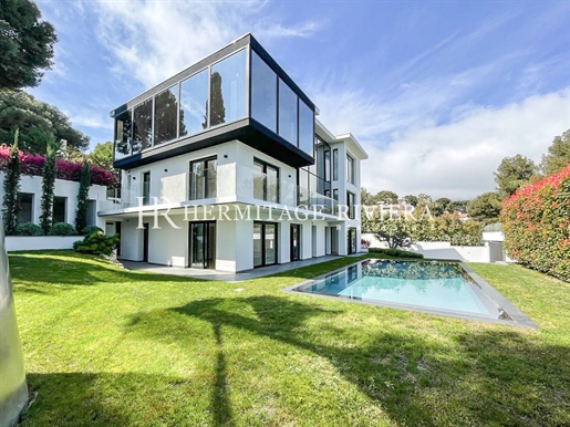 Moderne villa met zeezicht