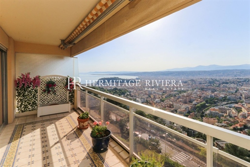 Top floor two bedroom apartment with views over Nice and the s..