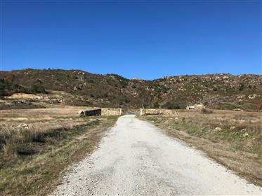 245 хектара планинска верига, селска туристическа единица и къща за продажба в центъра на Португалия