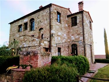 84-San Giovanni d'Acri, reddito producendo azienda agricola biologica con una villa in pietra arred