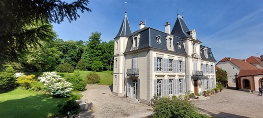 Chateau + 11 noble cottages + seminar room + equipped restaurant
