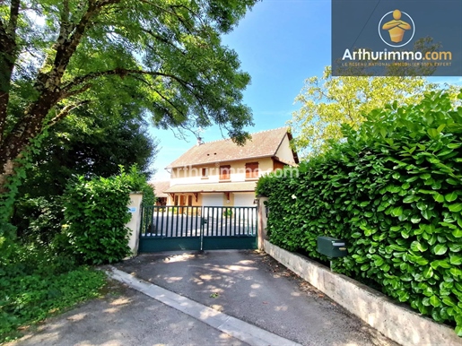 Lons Nord (39 Jura), à vendre maison 165 m², 4 chambres, 8 pièces, 1 piscine, 4 garages, terrain clo