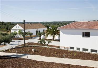  120000 m² farm Hotel 14 tilat (kanssa upea uima-allas) 2 km: N päässä Evora