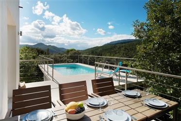 Uitzonderlijke Villa met verhoogde zwembad en een adembenemend uitzicht. In de buurt van golf en na