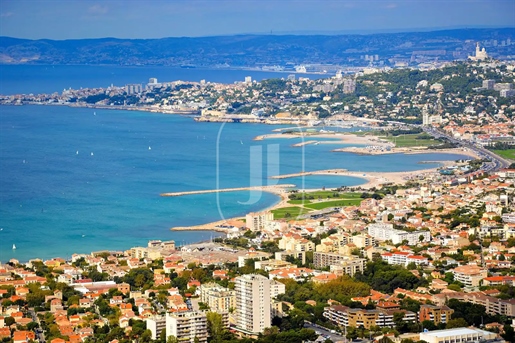 Mooi huis te koop in Marseille op een vlak stuk grond op 2 stapp