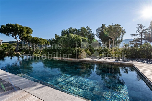 Discreet sale : Magnificent contemporary villa with sea view for