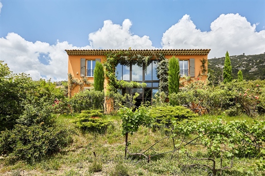 Beautiful architect-designed house for sale near Aix en Provence