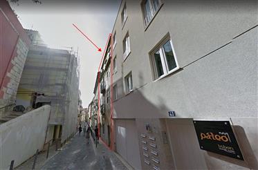 Vapautunut rakennuksessa on 5 kerrosta Lissabonin keskustassa 