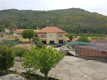 Velký majetek nacházející se v údolí řeky Douro a poblíž Tabuaço je na prodej.