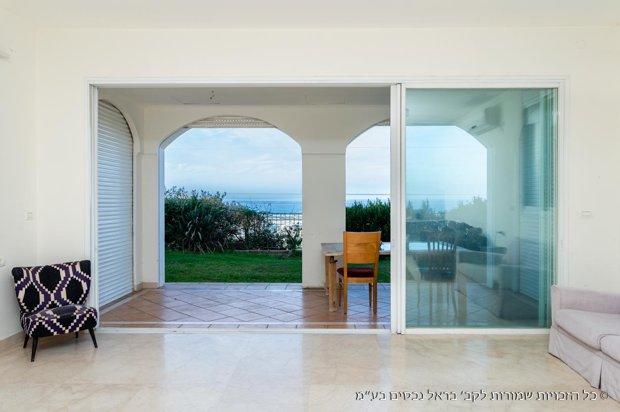 Villa with a rare sea view