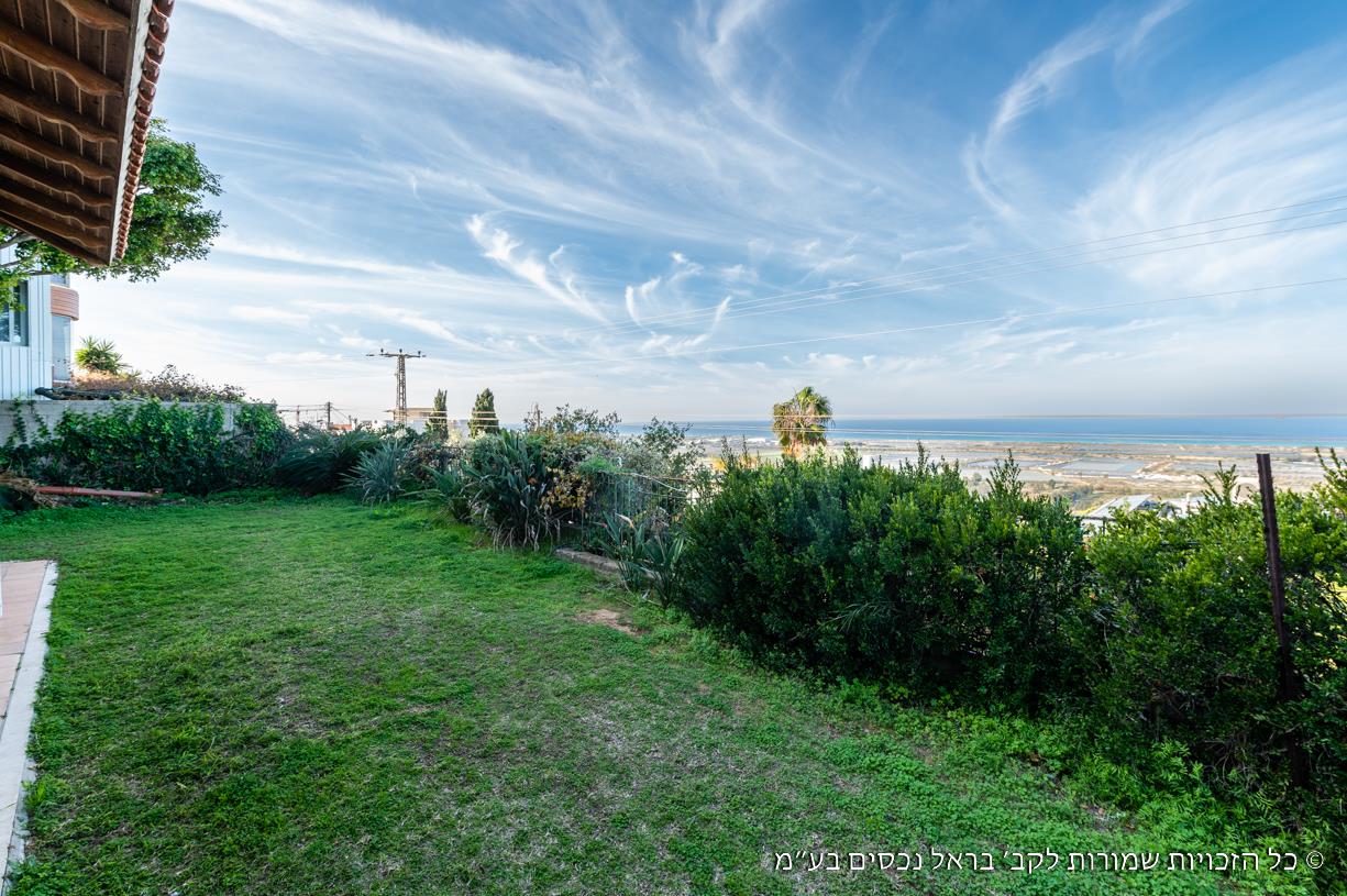 Villa with a rare sea view