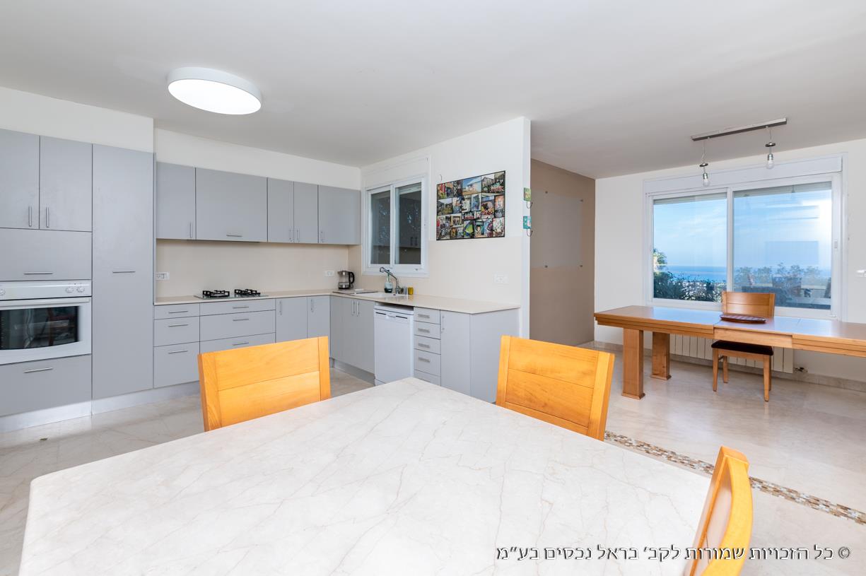 Villa with a rare sea view