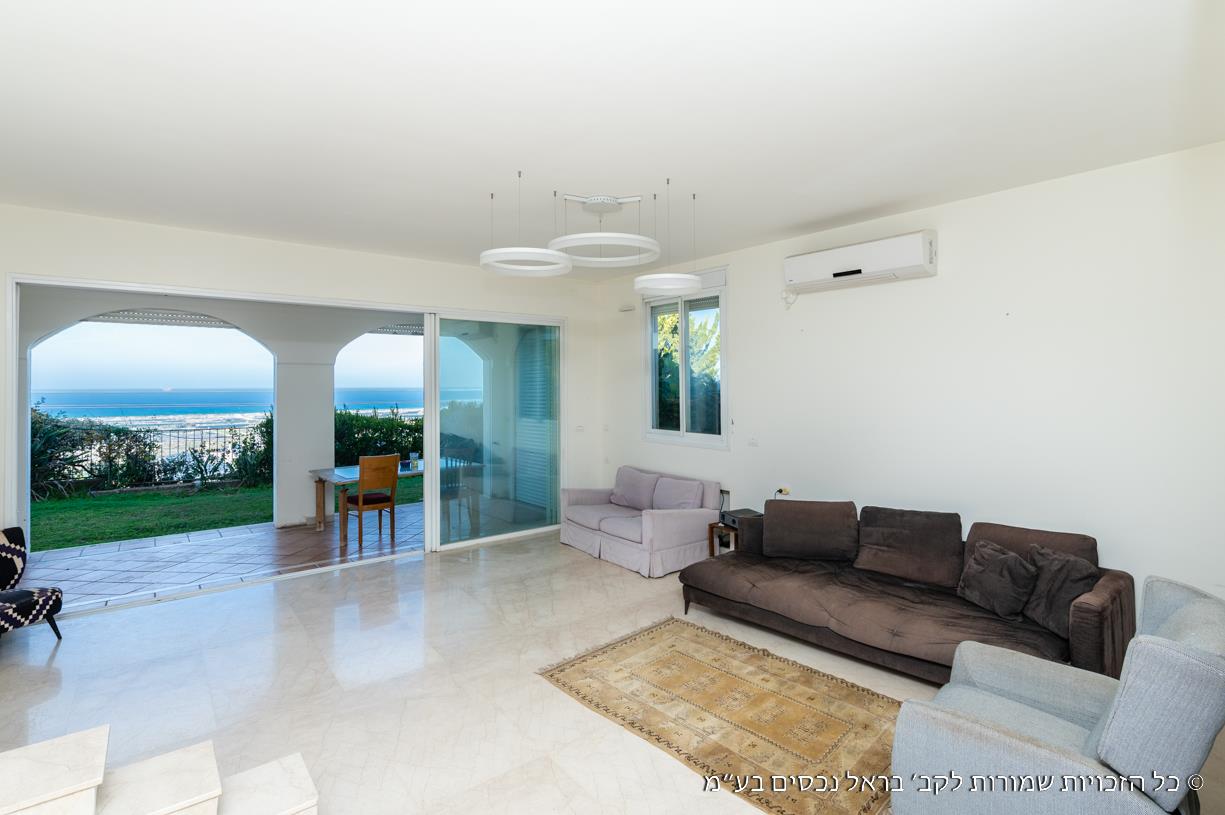 Villa with a rare sea view