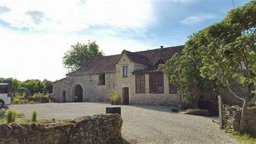 Casa de pedra bonita de Quercy. Propriedade de caracteres com muitos recursos originais.