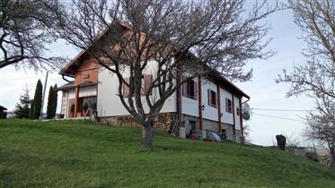 Roménia - à montanha: linda casa no campo campanha de 25.000 m ², comum de coceira