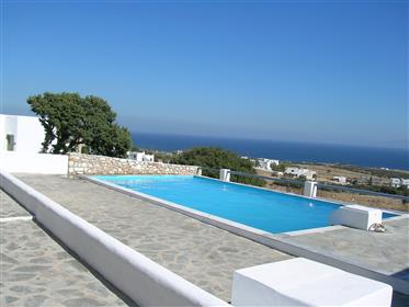 Appartement avec vue mer et piscine sur l’île cycladique de Paros près de Santorin