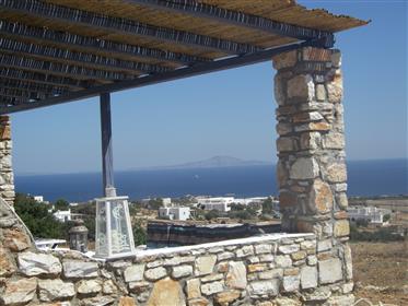 Апартаменты с видом на море и бассейн на Кикладского острова Парос возле Тира