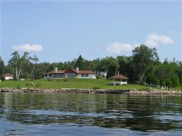  Magnificent. House on grand lac Nominingue