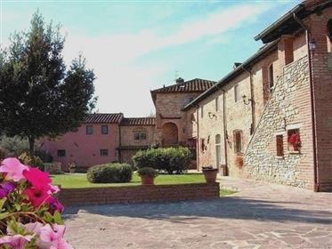 Впечатляващи каменни господарска къща за продажба в Тоскана, на 3 километра от Sansepolcro Арецо-Ко
