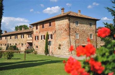Indrukwekkende stenen landhuis te koop in Toscane, 3 km van Sansepolcro, Arezzo-Cortona-Siena gebie