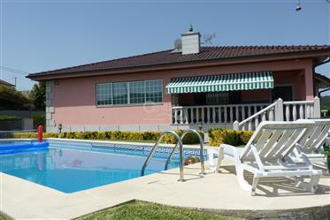 ¡Casa individual con 560m 2 y piscina! 500 000 euros