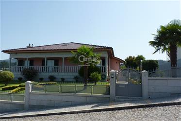 Detached house with 560m2 and pool! 500 000 Euros