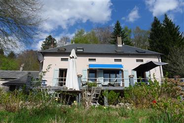 Characterful house with gîte at Lac des Settons
