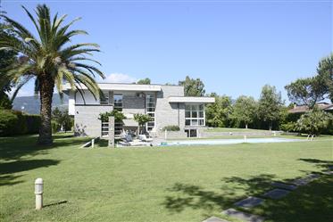 Repräsentative moderne Villa, umgeben von viel Grün in der Versilia in der Nähe des Meeres