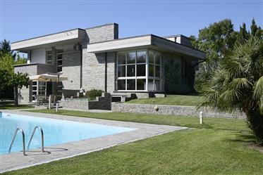 Repräsentative moderne Villa, umgeben von viel Grün in der Versilia in der Nähe des Meeres