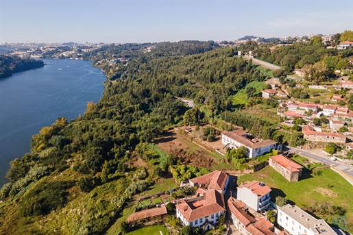 Fifth with 11 Rooms in Porto with 2013,00 m²