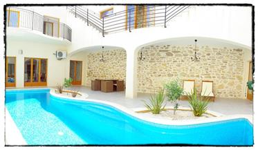 Prekrasno restaurirana špilja 4 krevet bazena Dvorište Garaža Terase za sunčanje