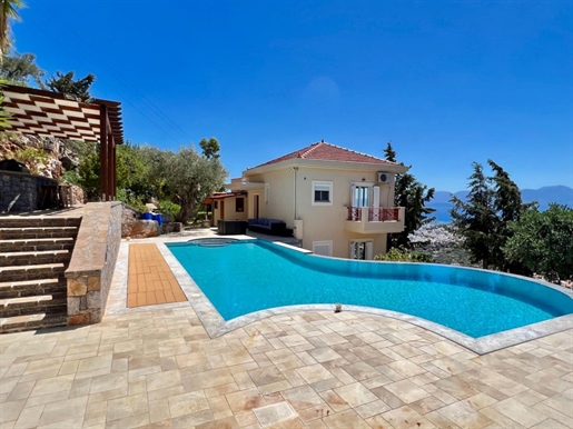 4 bedroom villa with spectacular views, pool and garden.