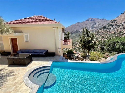 Villa de 4 chambres avec vue spectaculaire, piscine et jardin.