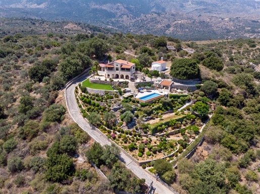Elegant 4 bedroom villa with sea views, swimming pool, pool bar near Chania
