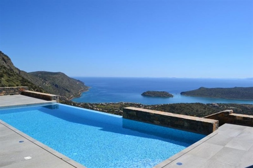 Neue 4-Zimmer-Luxus-Villa mit herrlichem Blick auf die Bucht und die Insel.